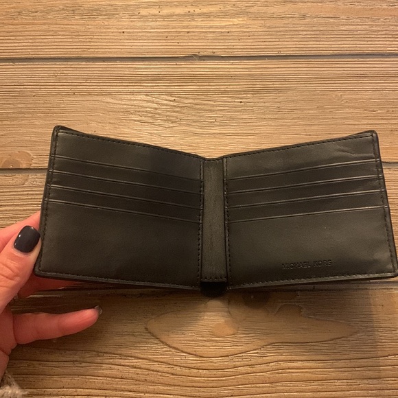 Michael Kors bi-fold wallet - Picture 2 of 4